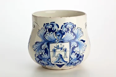 London marriage cup, 1688 (tennglaserat lergods)