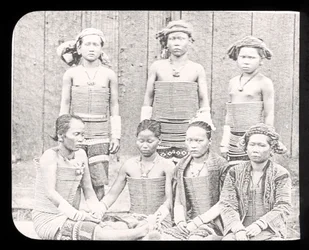 Magiska lykta-bild som visar kvinnor från havet Dyas-stammen, Borneo ca 1900