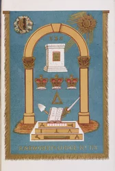 Frimurarloge-emblem med pelare och olika symboler