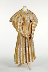 Muslinklänning med abstrakt mauve mönster tryckt i gul och vit vertikal randdesign, ca 1820-30 (bomull)