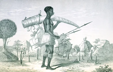Infödd som bär på en dekorerad elfenbens-elefantbete, från The Lake Regions of Central Africa, av Richard F. Burton (1821-90), 1860