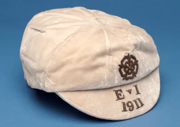 Officiell Englandsmössa, 1911 (sammet med guldfläta)