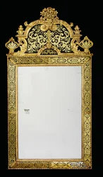 Ett av ett par Queen Anne pierglasögon, ca 1710 (giltwood & verre eglomise) (se även 909137)