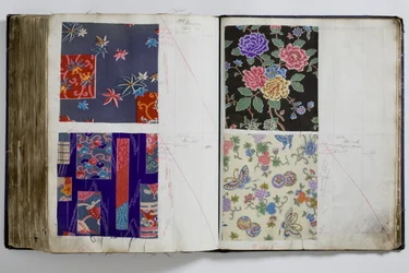 Sidor ur en bok med textilprover, handkommenterade med datumintervallet 1887-94 (penna & bläck och textil på papper)