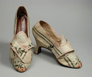 Ett par kvinnors skor, ca 1780 (brokad sidentaft, läder, linne)
