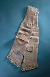 Ett par ankellånga stickade strumpor med separata tår, Dr Jaegers digitala strumpor, sent 1800-tal (ull)