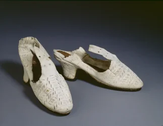Ett par vita skor, ca 1590-tal (mocka)
