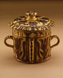 Posset gryta med lock, 1711 (slipware)
