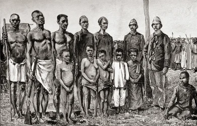 Pygméinfödda jämfört med engelska officerare, sudaneser och zanzibaris, 1890 (trästick)