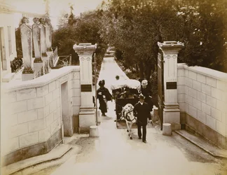 Drottning Victoria (1819-1901) vid portarna till Villa Liserb, södra Frankrike