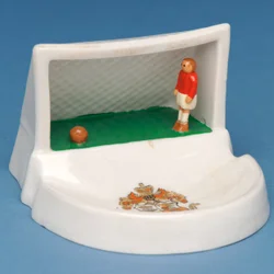 Sällsynt amorisk souvenir från Douglas, Isle of Man, som visar en målvakt i sitt mål (keramik)