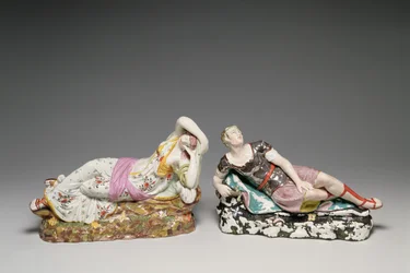 Liggande figurer av Cleopatra (69-30 f.Kr.) och Mark Antony (ca. 82-30 f.Kr.), Staffordshire, ca. 1810-20 (pärlgods)