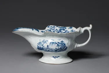 Såsbåt, möjligen tillverkad av Worcester Porcelain Factory eller Bristol Porcelain Factory, ca 1752