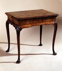 Sidobord, ca 1710 (valnöt)