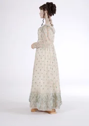 Sidovy av en dagklänning, ca 1815 (bomullsmuslin broderad med blå ull)