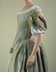 Silvervävnadsklänning, 1660-tal (silke, spets och silvermetalltråd)