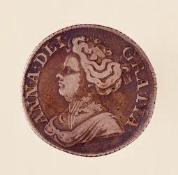 Silverengelska Groschen, drottning Anne Stuart (Anne av Storbritannien) (1665-1714) 1712. Diam. 2,5 cm Neapel, museo archeologico