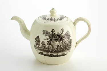 Staffordshire Wedgwood tekanna, ca 1775-85 (creamware)