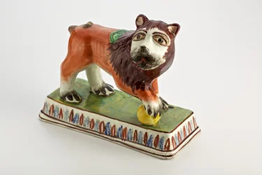Staffordshire lejonfigur på rektangulär bas, ca 1800-50 (lergods)