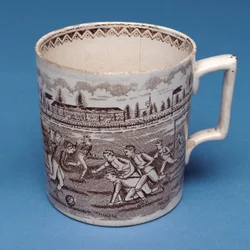 Staffordshire pintmugg med sepiaöverföring av en fotbollsmatch (keramik)