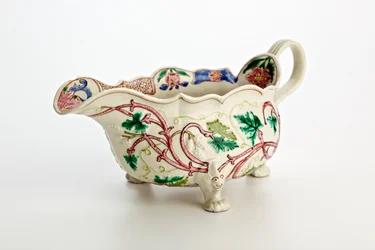 Staffordshire sauce boat, ca 1760 (lergods)