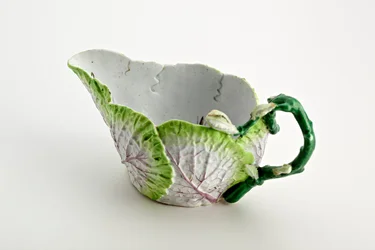 Staffordshire såsbåt bildad av gjutna löv och kvisthandtag, ca. 1749-60 (porslin)