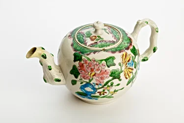 Staffordshire tekanna dekorerad med krysantemum, 1760 (saltglaserat lergods)