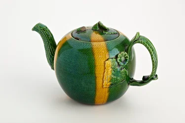 Staffordshire tekanna med crabstock-handtag och pip, 1750 (blyglaserat lergods)