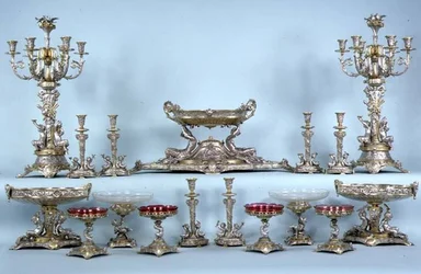 Bordsgarnityr, troligen designat av Leonard Morel-Ladeuil, av Elkington and Co, Birmingham
