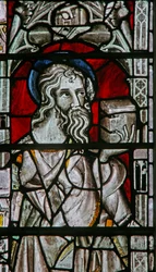 Östra fönstret (Ew) föreställande en apostel (St Matteus?)
