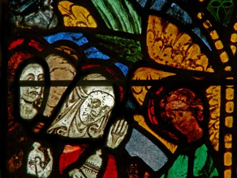 Östra fönstret som visar en uppståndelsescen: de heliga kvinnorna vid graven; Maria Magdalena med Kristus?