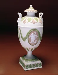 Trefärgad Jaspis urnformad vas, modell av puttifiguren av John Flaxman. Wedgwood c.1780 (keramik)