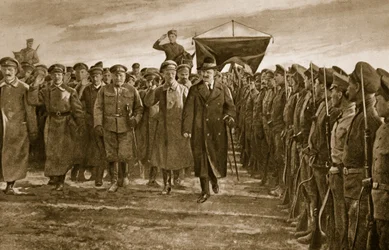 Trotskij, Rysslands bolsjevismkommissarie för krig, inspekterade ett regemente av Letts, som utgjorde eliten av Röda armén, 1914-19