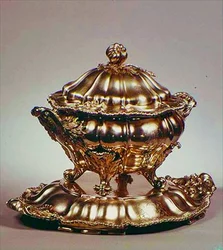 Terrin, melonformad, med granatäpple, applicerad gadrooned bård och bladhandtag, av Garrards, London, 1847 (silver)
