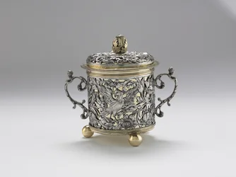 Bägare med två handtag, 1677