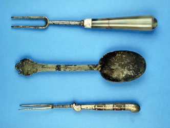 Två gafflar och en sked, 1600-tal (oädel metall och agat)