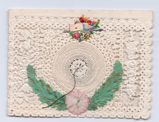 Viktoriansk bikupa gratulationskort med en duva som håller ett kuvert, ca 1880 (papperspets)