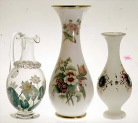 Vattenkanna, dekorerad med näckrosor i keramisk färg omsluten av kristall, av Henry G. Richardson, mitten av 1800-talet; två vaser av opalglas av Henry G.Richardson, sent 1800-tal; opalglasvas med emaljmålning, sent 1800-tal (glas)