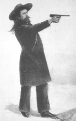 William F. Cody (Buffalo Bill) med sin nya pistol
