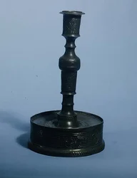 William Grainger ljusstake med reliefgjuten dekoration, daterad 1616 (tenn)
