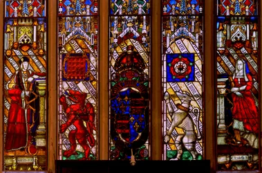 Window Ew som visar vapen av Henry VII och Elizabeth av York med supportrar