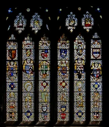 Window St Nectan Chapel Sw föreställande änglar med vapensköldar; återställ änglar, huvuden och rundlar. de fyra evangelistsymbolerna