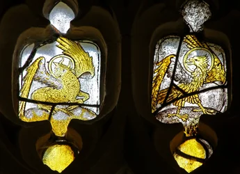 Fönster n2 som visar evangelistsymboler - St Lukes tjuren och St Johns eagle