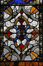 Fönster n4 föreställande grisaille & St Peter emblem