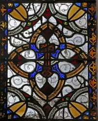 Fönster n4 föreställande grisaille & St Peter emblem