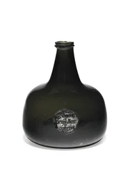 Vinflaska av malletform med strängkant och insparksbas, 1714
