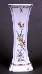 Worcester vas i utsvängd form målad i Kakiemon-färger, ca 1750 (keramik)