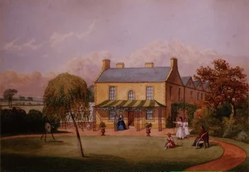 Unga kvinnor som övar bågskytte på gräsmattan vid ett lanthus, början av 1800-talet (akvarell på papper)