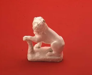 En båge vit figur av ett lejon, sittande till vänster, ca 1750 (keramik)