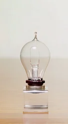 Första kommersiella glödlampan (glas) (se även 3197)